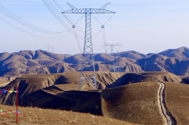 新疆凤凰—亚中Ⅱ回750千伏输电线路工程全线贯通